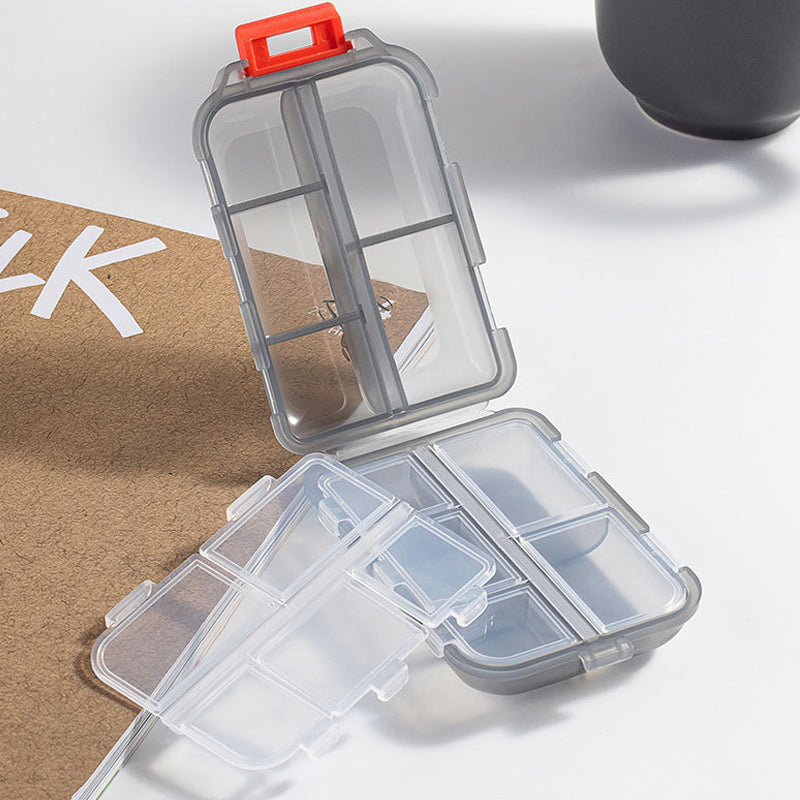Bärbar pillerhållare med 10 förseglade fack, etiketter; kompakt design i plast för säker och organiserad medicinförvaring.