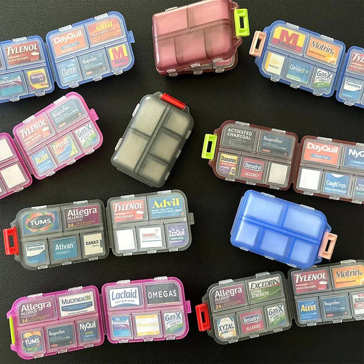 Bärbar pillerhållare med 10 förseglade fack, etiketter; kompakt design i plast för säker och organiserad medicinförvaring.