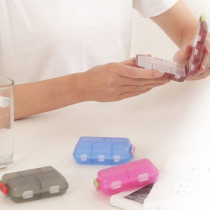 Bärbar pillerlåda i flera färger, kompakt design, perfekt för resa och förvaring av piller, vitaminer och småsaker.