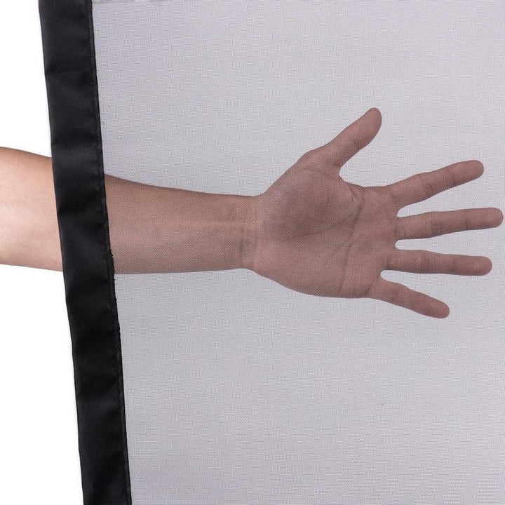 "Bärbar säkerhetsgrind för husdjur i slitstarkt nät, enkel montering, diskret design, för dörröppningar och trapphus."