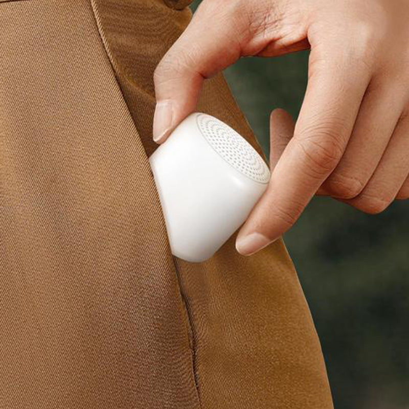 "Bärbar trådlös Bluetooth-högtalare i macaroon-färg med modern design, kompakt och lätt, perfekt för resor och hemmet."