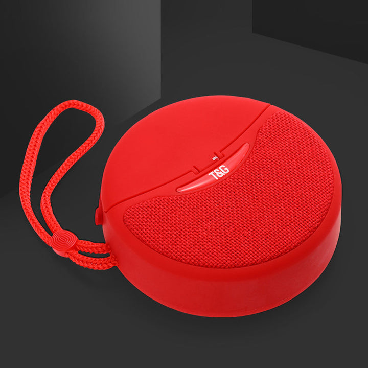 Bärbar TWS Bluetooth-högtalare med hörlurar, kompakt design, svart, levererar rumsfyllande 3D-stereoljud.