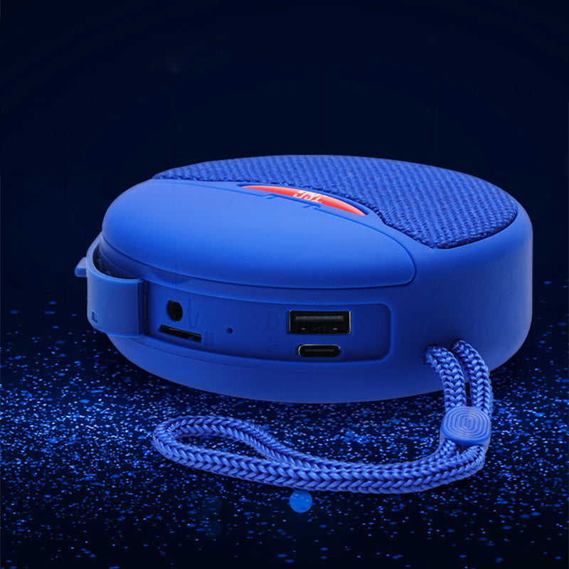 Bärbar TWS Bluetooth-högtalare med hörlurar, kompakt design, svart, levererar rumsfyllande 3D-stereoljud.