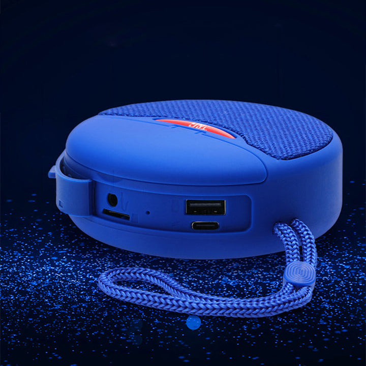 Bärbar TWS Bluetooth-högtalare med hörlurar, kompakt design, svart, levererar rumsfyllande 3D-stereoljud.