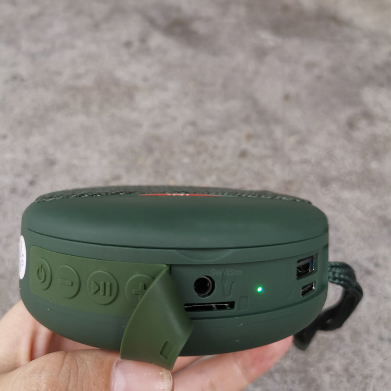 Bärbar TWS Bluetooth-högtalare med hörlurar, kompakt design, svart, levererar rumsfyllande 3D-stereoljud.