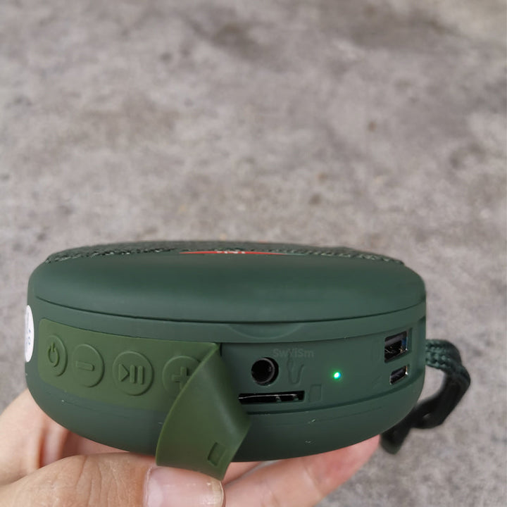 Bärbar TWS Bluetooth-högtalare med hörlurar, kompakt design, svart, levererar rumsfyllande 3D-stereoljud.