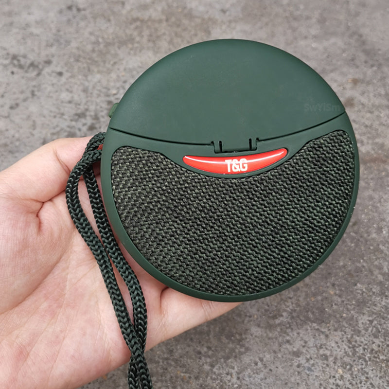 Bärbar TWS Bluetooth-högtalare med hörlurar, kompakt design, svart, levererar rumsfyllande 3D-stereoljud.