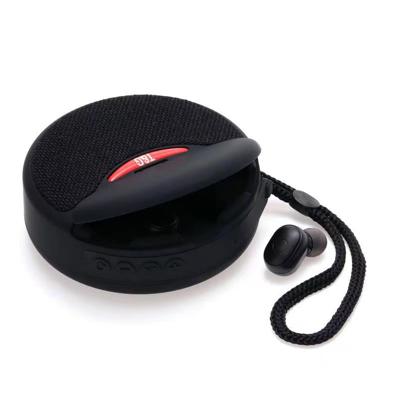 Bärbar TWS Bluetooth-högtalare med hörlurar, kompakt design, svart, levererar rumsfyllande 3D-stereoljud.