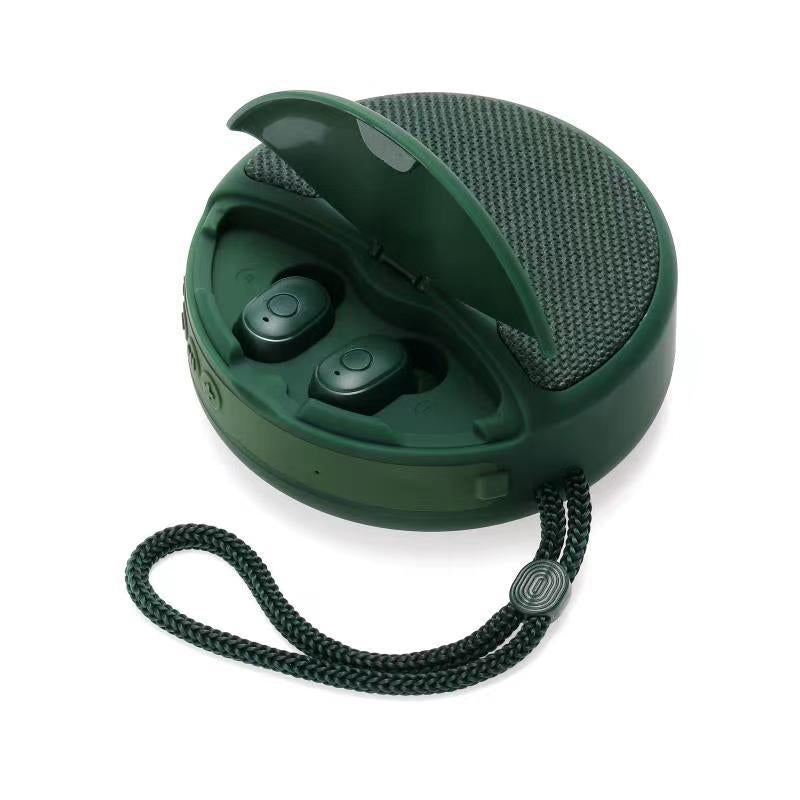Bärbar TWS Bluetooth-högtalare med hörlurar, kompakt design, svart, levererar rumsfyllande 3D-stereoljud.