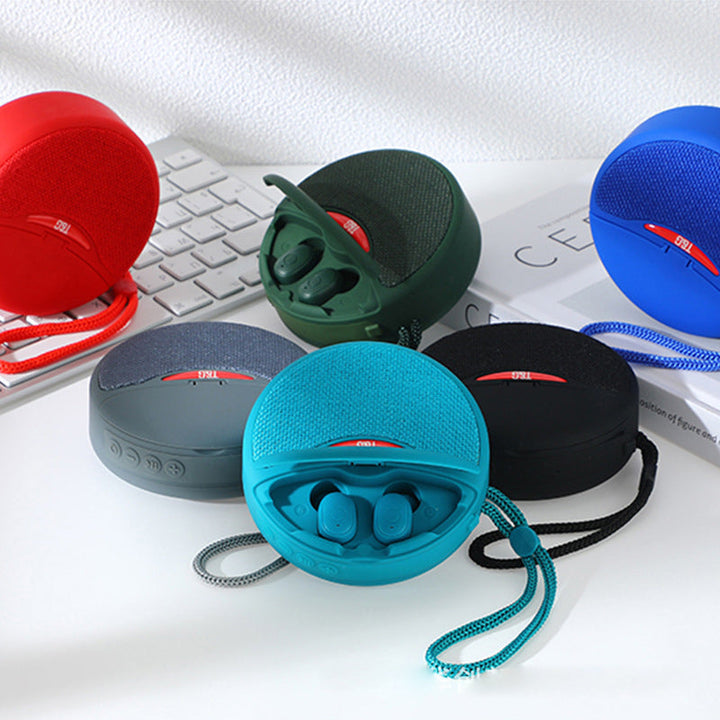 Bärbar TWS Bluetooth-högtalare med hörlurar, kompakt design, svart, levererar rumsfyllande 3D-stereoljud.