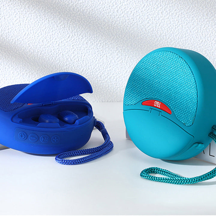 Bärbar TWS Bluetooth-högtalare med hörlurar, kompakt design, svart, levererar rumsfyllande 3D-stereoljud.