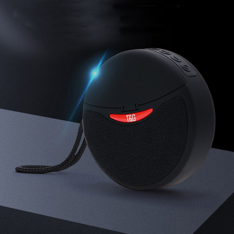 Bärbar TWS Bluetooth-högtalare med hörlurar, kompakt design, svart, levererar rumsfyllande 3D-stereoljud.
