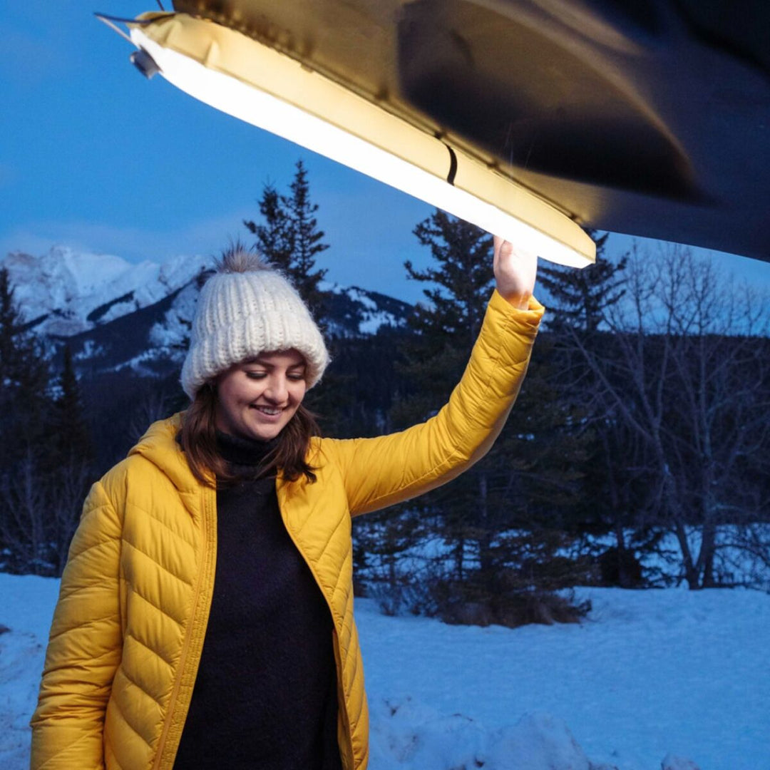"Bärbar uppblåsbar LED-campinglampa med USB, vit design, hängande, perfekt för nattliga äventyr med justerbart ljus."
