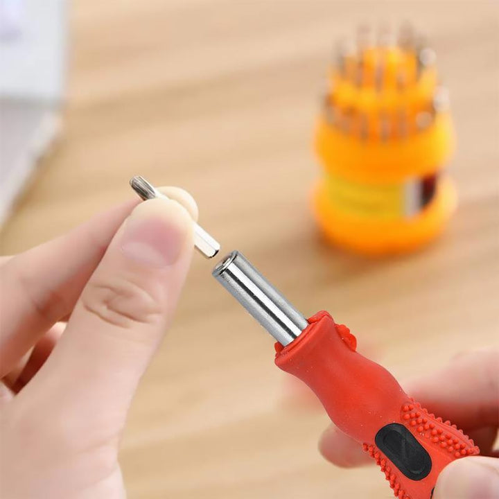 "Bärbart 31-i-1 skruvmejsel set med magnetiska bits, kompakta verktyg i plastlåda, idealiska för DIY-projekt"