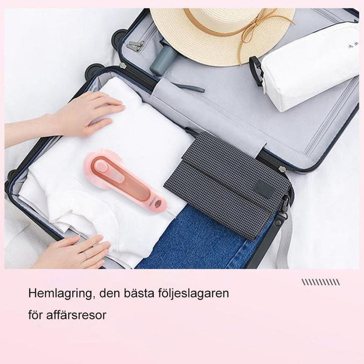 "Bärbart ångstrykjärn för hem och resa; kompakt, vit design med rundade kanter och inbyggd vattentank, effektiv rynkborttagni