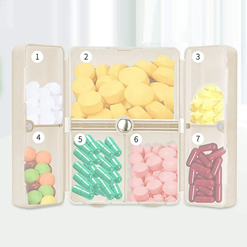 "Bärbart magnetiskt tablettfodral med 7 fack, kompakt design i beige, säker förvaring för piller och kosttillskott."