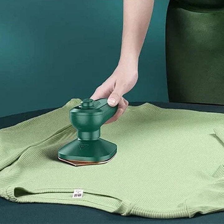 "Bärbart mini ångstrykjärn med kompakt design, kraftfull ånga, röd färg, perfekt för resor och olika tyger."