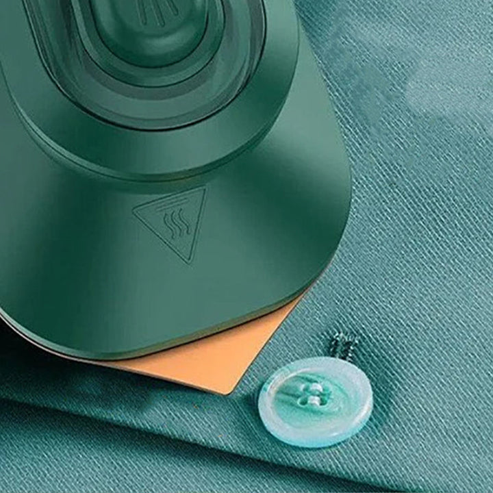 "Bärbart mini ångstrykjärn med kompakt design, kraftfull ånga, röd färg, perfekt för resor och olika tyger."