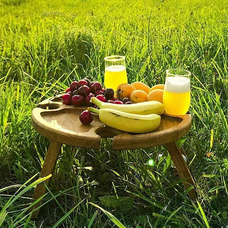 "Bärbart trä picknickbord med vindrällare, elegant och kompakt, perfekt för utomhusbruk och hemmabruk."