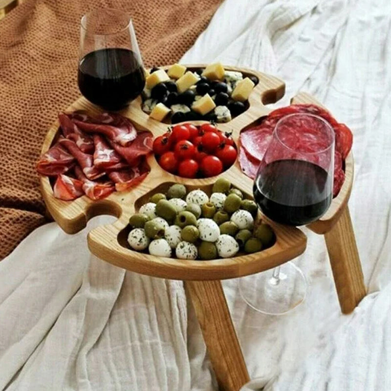 "Bärbart trä picknickbord med vindrällare, elegant och kompakt, perfekt för utomhusbruk och hemmabruk."
