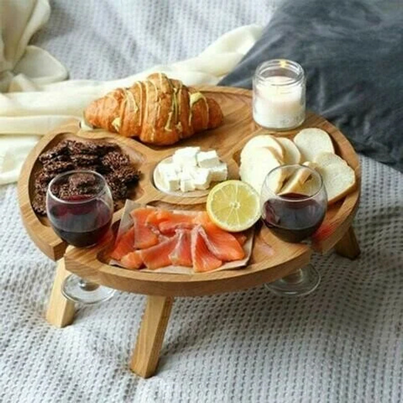 "Bärbart trä picknickbord med vindrällare, elegant och kompakt, perfekt för utomhusbruk och hemmabruk."