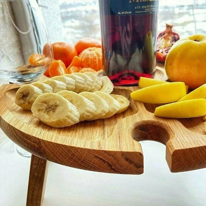 "Bärbart trä picknickbord med vindrällare, elegant och kompakt, perfekt för utomhusbruk och hemmabruk."