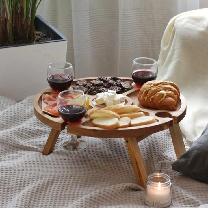 "Bärbart trä picknickbord med vindrällare, elegant och kompakt, perfekt för utomhusbruk och hemmabruk."