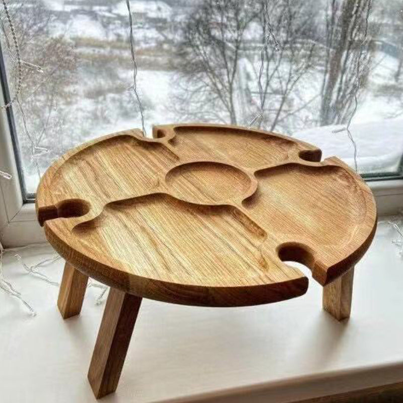 "Bärbart trä picknickbord med vindrällare, elegant och kompakt, perfekt för utomhusbruk och hemmabruk."