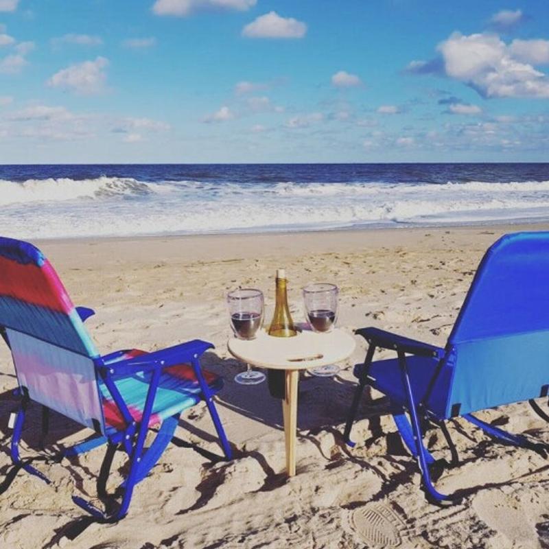 "Bärbart vinbord i björk, fällbar design, för utomhusbruk med plats för vinflaska, glas och snacks, perfekt för picknick."