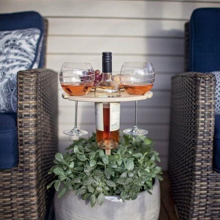 "Bärbart vinbord i björk, fällbar design, för utomhusbruk med plats för vinflaska, glas och snacks, perfekt för picknick."