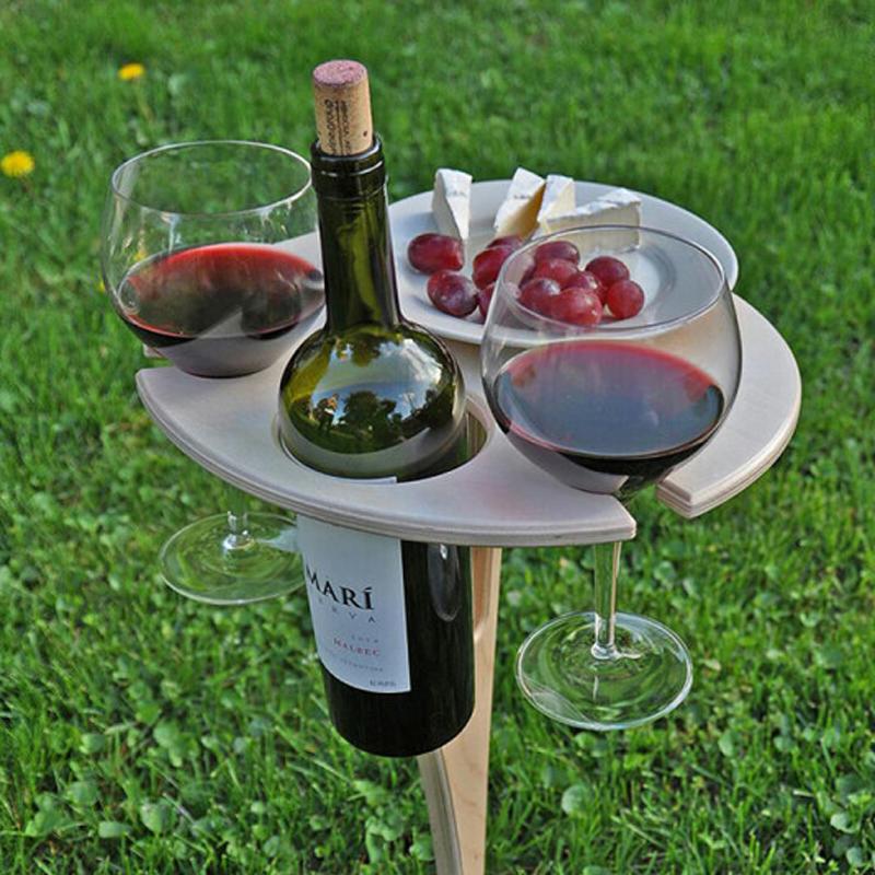 "Bärbart vinbord i björk, fällbar design, för utomhusbruk med plats för vinflaska, glas och snacks, perfekt för picknick."