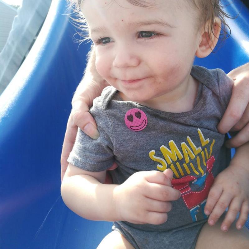 Barn myggavvisande plåster med örter. Färgglada och cirkelformade klistermärken på genomskinlig bakgrund.