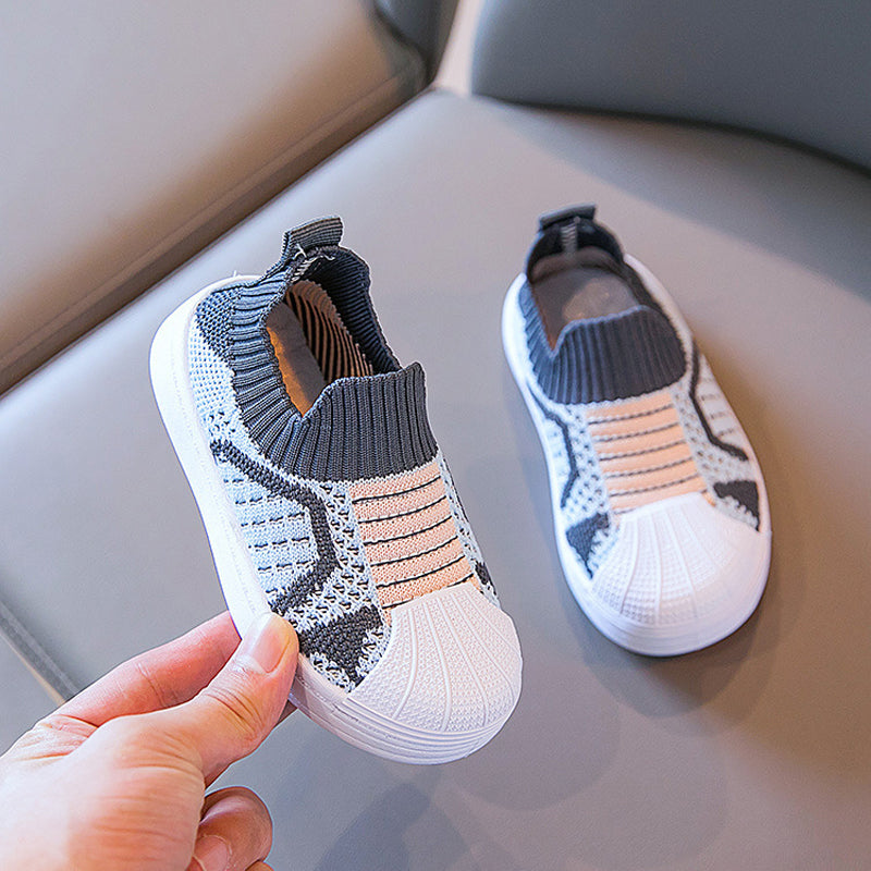 "Barn slip-on sneakers i mesh, halkfria och stretchiga, lätt andningsbart tyg, elastisk öppning, flera färger"