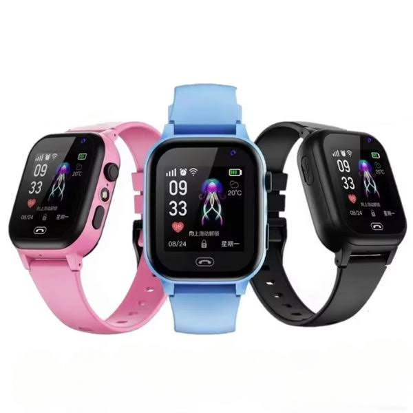 Barnens GPS smartwatch i blått, med platsspårare och kommunikationsfunktion, för ökad säkerhet.