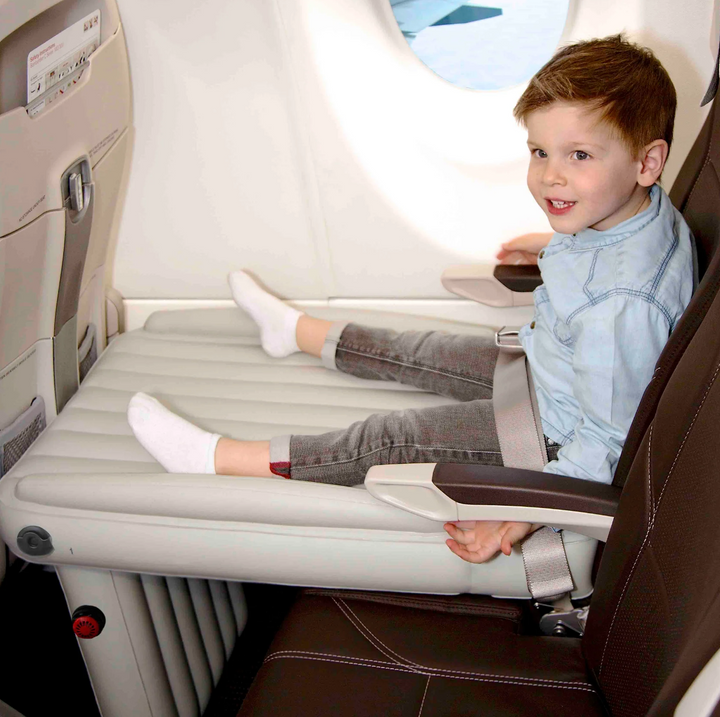 Barnens uppblåsbara flygplanssäng CloudNap för bekväm sovplats på flygresa. Resesäng för barn på familjesemester.