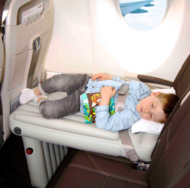 Bärbar uppblåsbar flygplanssäng, perfekt resesäng för barn. Skapar en bekväm sovplats för familjesemesterns flygresor.