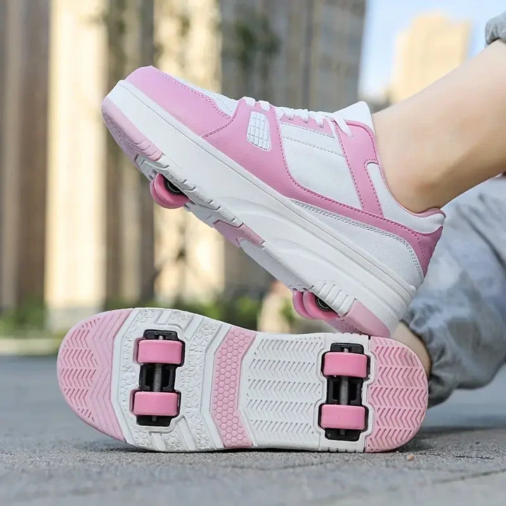 Glad flicka åker på sina nya rosa och vita rollerskor, redo för utomhusäventyr och sport.