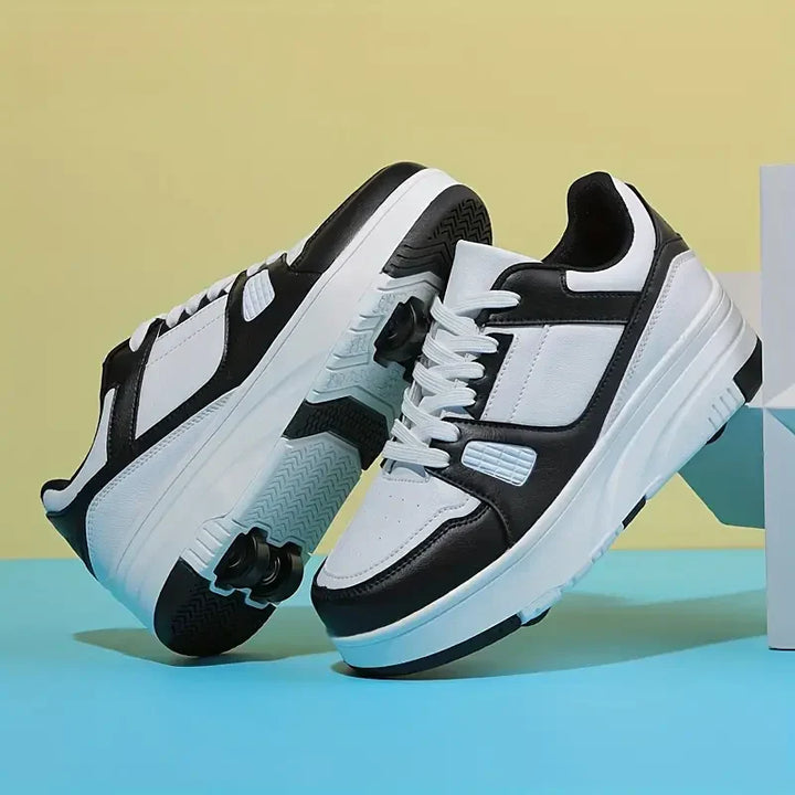 Pojke testar sina nya svarta rollerskor, utmärkta sportskor för aktiv utomhuslek och barnmode.