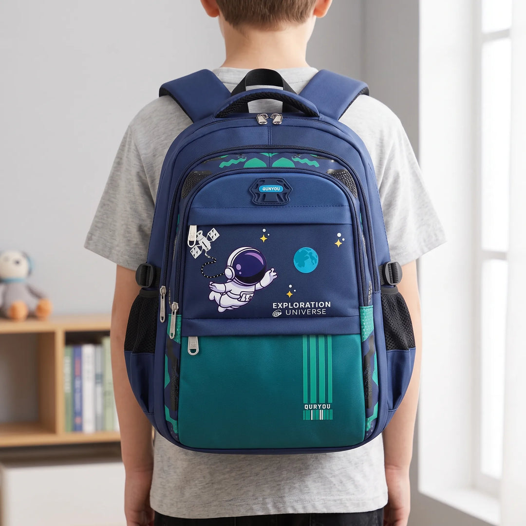 Barnryggsäck med astronautmotiv, perfekt för skolan. Rymlig design och flera fack.
