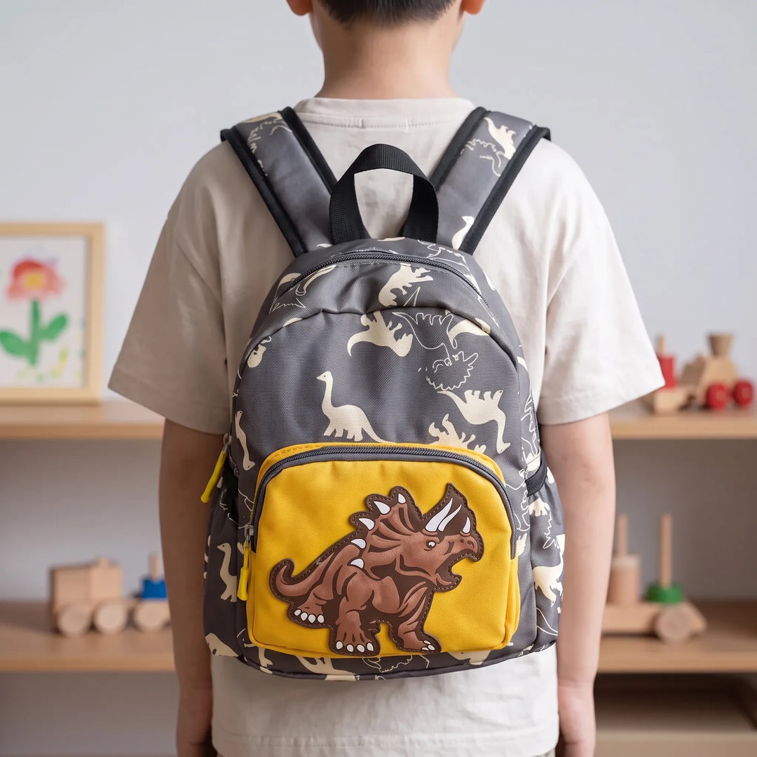 Barnryggsäck med färgglatt dinosauriemönster, perfekt för förskolan.