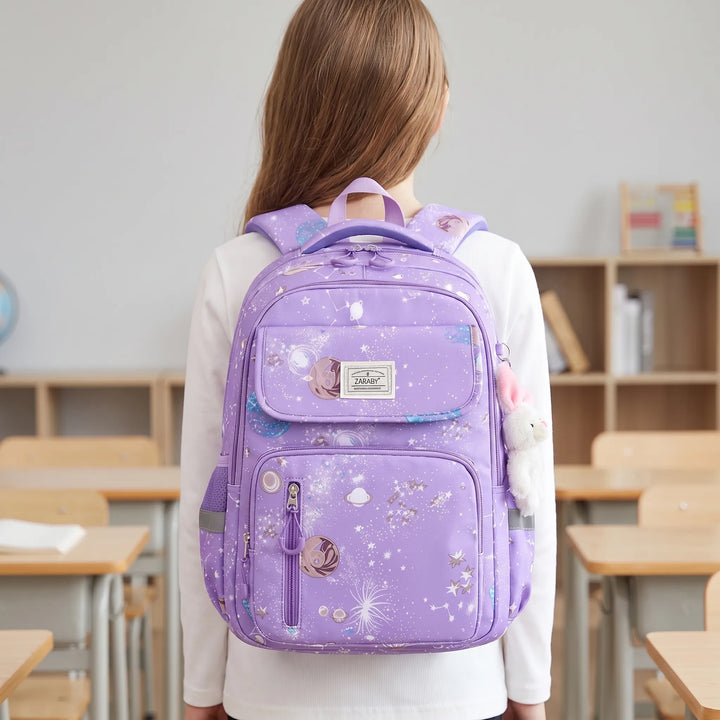 Barnryggsäck med rymdmotiv i lila, blått och rosa. Idealisk skolryggsäck för grundskolebarn.