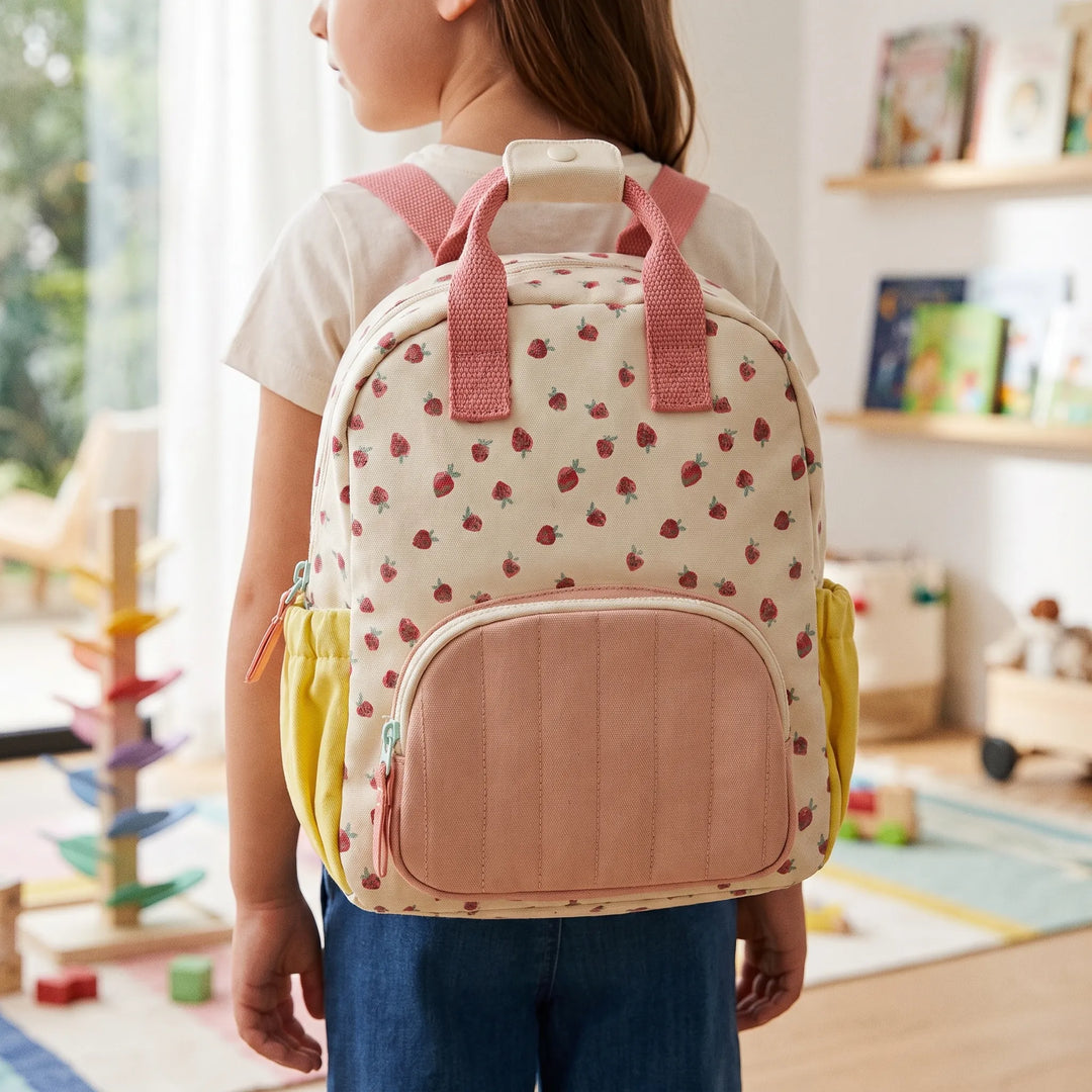 Barnryggsäck med söta jordgubbar, perfekt för förskolan, dagis eller små äventyr.
