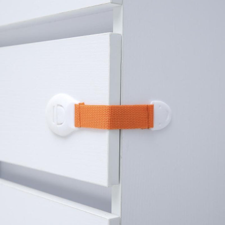 Barnsäkerhetslås med stark adhesion, hållbar design i flera färger, skyddar skåp och lådor från barn, enkel för vuxna.