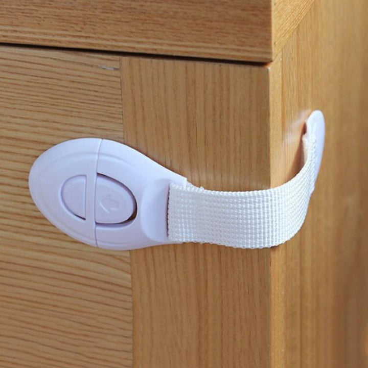 Barnsäkerhetslås med stark adhesion, hållbar design i flera färger, skyddar skåp och lådor från barn, enkel för vuxna.