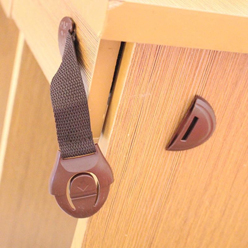 Barnsäkerhetslås med stark adhesion, hållbar design i flera färger, skyddar skåp och lådor från barn, enkel för vuxna.