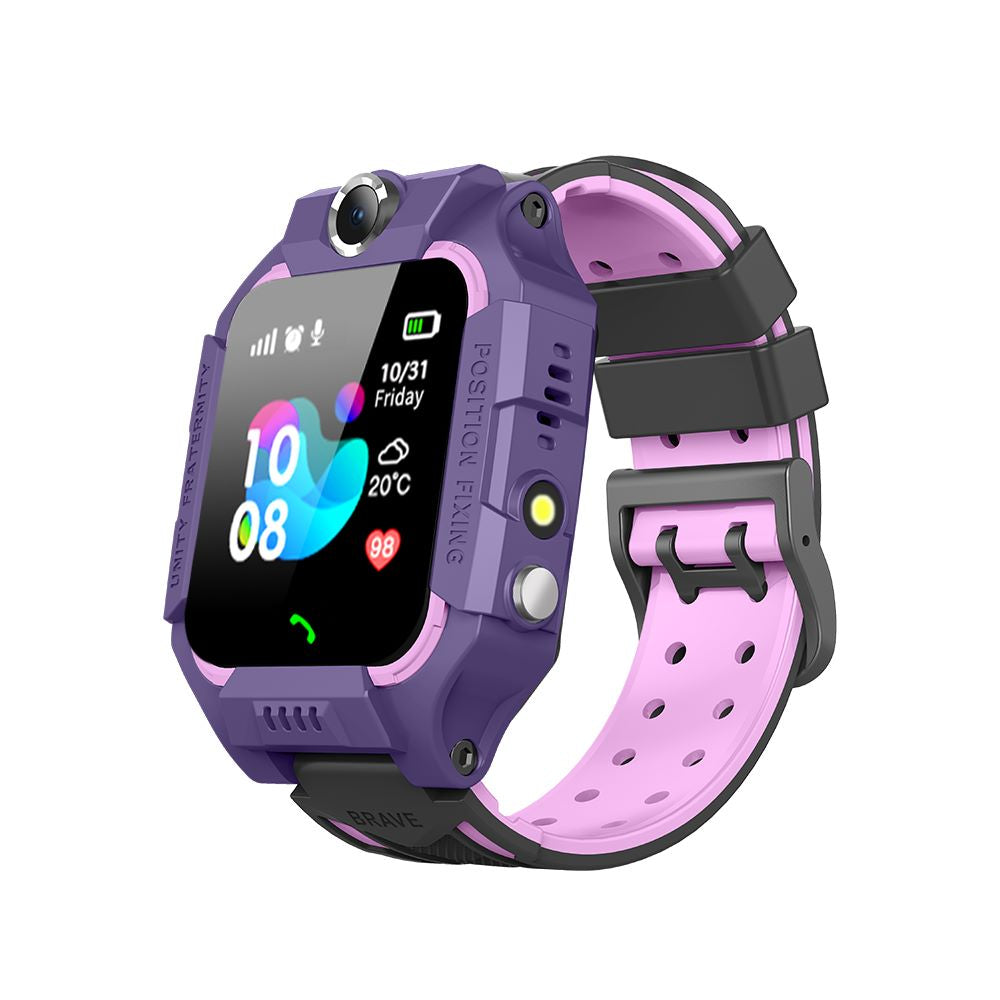 Detaljbild av hållbar barnsmartwatch. Vattentålig GPS-klocka med SOS-knapp och tydlig display för aktiva barn.