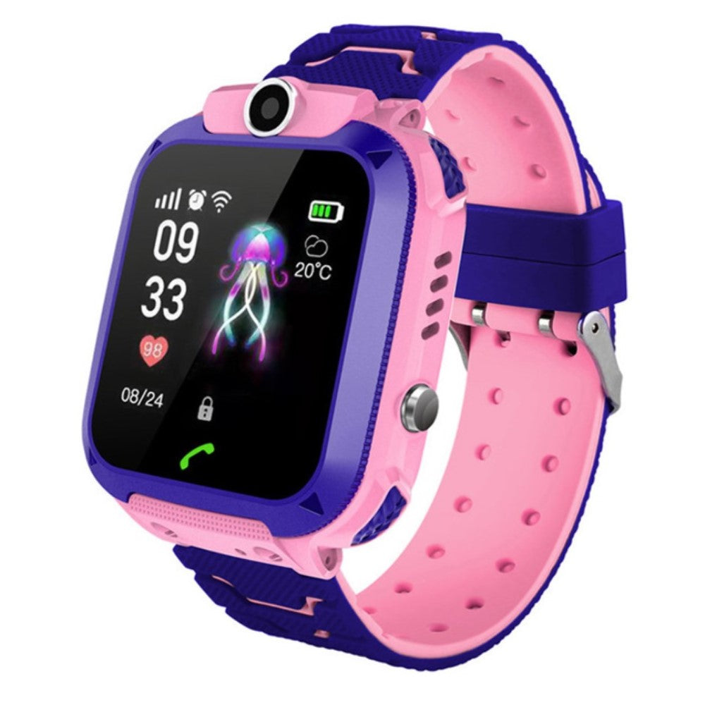 Aktivt barn med säkerhetsklocka. Barnsmartwatch med GPS och SOS för lek och äventyr, vilket ger extra trygghet.