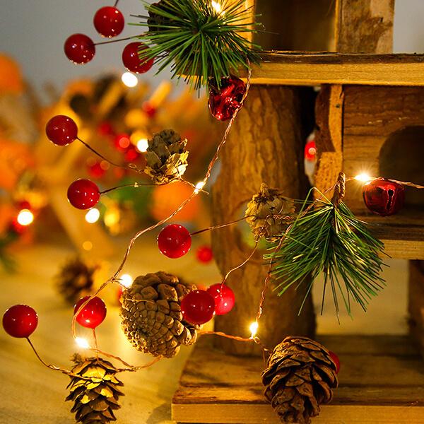 "Batteridrivna ljussträngar med julkottar och mullbär, skapar stämning inomhus och utomhus, 2 m med 20 LED-lampor"