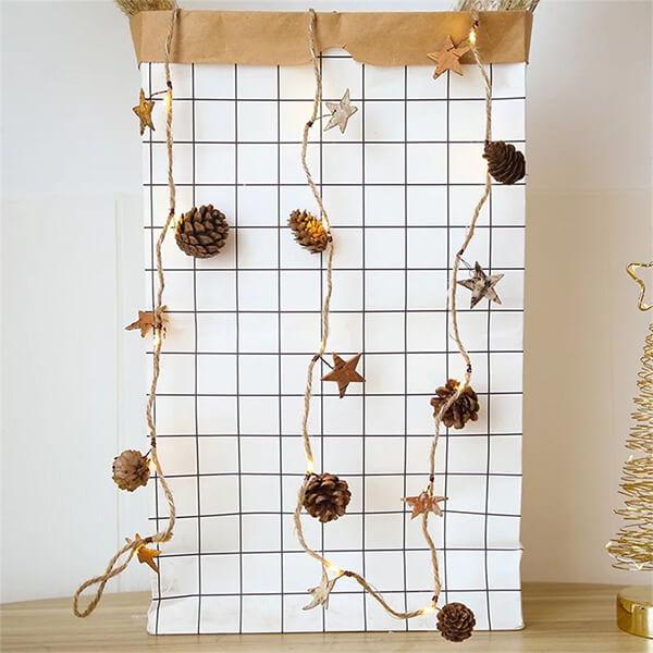 "Batteridrivna ljussträngar med julkottar och mullbär, skapar stämning inomhus och utomhus, 2 m med 20 LED-lampor"