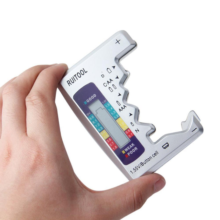 Batteritestare för hemelektronik visar batteristatus i färger, kompakt design, mäter knapp- och 9V-batterier.